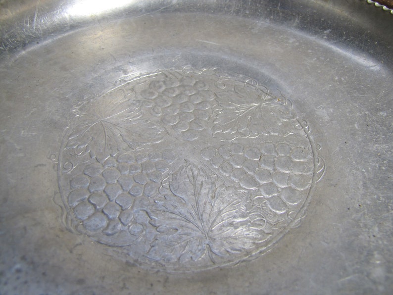 Forged Aluminum Shallow Bowl - Embossed Grape Clusters and Leaves - Scalloped Edge bild 2