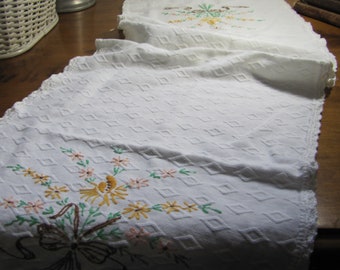 Vintage Embroidered Cloth Table Runner - White - Crocheted Edging - Yellow Flowers