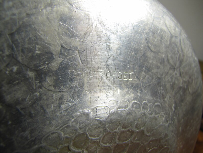 Forged Aluminum Shallow Bowl - Embossed Grape Clusters and Leaves - Scalloped Edge bild 4