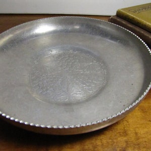 Forged Aluminum Shallow Bowl - Embossed Grape Clusters and Leaves - Scalloped Edge bild 1