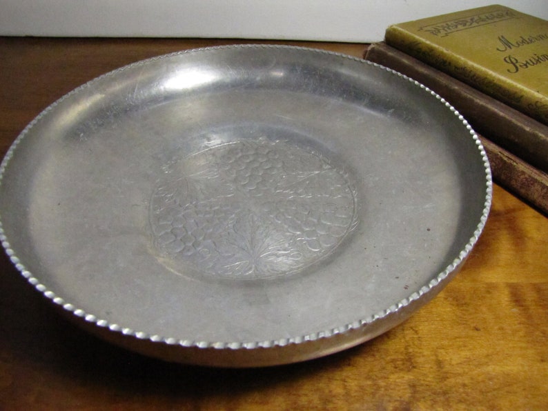 Forged Aluminum Shallow Bowl - Embossed Grape Clusters and Leaves - Scalloped Edge bild 1