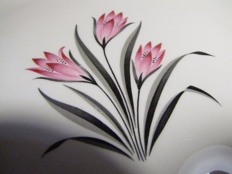 Platinum Accent Pink Crocus Grant Crest Dinner Plate