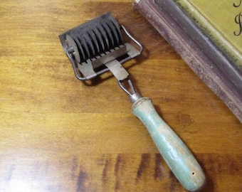 Vintage Green Handled Pastry Cutter