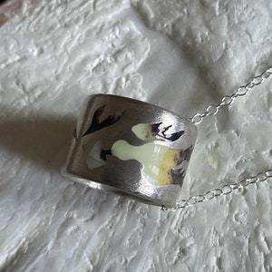 Collar con forma de pájaro, mensajera con carta, joya llamativa, anillo de plata de ley con esmalte japonés, talla L (Reino Unido), negro, blanco y marfil.