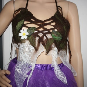 Preciosa blusa de hada de fieltro Nuno. Blusa de fieltro de bosque con hojas de fieltro. Muy suave al tacto. Arte ponible original. Blusa única.