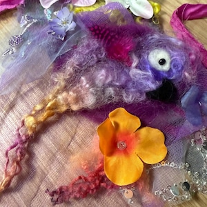 Colar Boho com Arte de Pássaro Papagaio. Colar de feltro adornado com pássaro e flores. Mechas de lã tingidas à mão. Fio artístico fiado à mão.