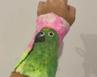 Joli bracelet en feutre perroquet oiseau manchette. Article d'art à porter OOAK. Perroquet feutré à l'aiguille. Laine mérinos australienne douce. Se noue. Taille réglable.