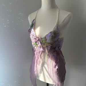 Top Nuno de fieltro etéreo con diseño de hada del bosque lila. Precioso top de festival con adornos etéreos. Arte OOAK con efecto musgo. Suave lana merino. Se ata.
