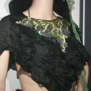 Poncho de sirena de fieltro Nuno. Top de cuento de hadas del bosque. Arte original para vestir. Único. Festival. Disfraz de sirena verde y negro.