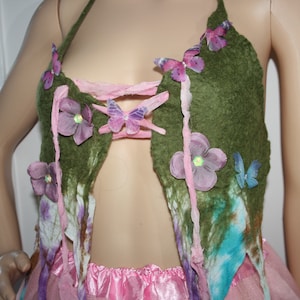 En lo profundo del bosque... Hermoso disfraz de hada de fieltro del bosque. Top con lazo floral de fieltro enrejado. Muy suave contra la piel. Arte usable. OOAK.