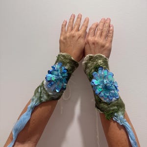 Brazaletes de fieltro Nuno de Sirena Hada del Mar. Arte para vestir único. Se atan.