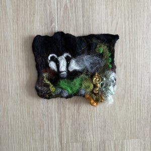 オリジナルのフェルト製アナグマアート作品。壁用のテキスタイルアート。アナグマアートのタペストリー。OOAK のユニークな作品。サイズは約 14 cm x 11 cm です。