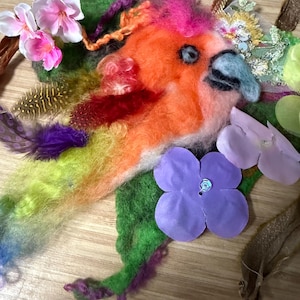 Colar Boho com Arte de Pássaro Papagaio. Colar de feltro adornado com pássaro e flores. Mechas de lã tingidas à mão. Fio artístico fiado à mão.