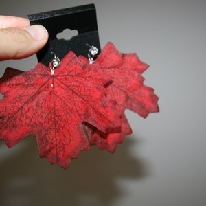 Wald Nymphe Seide Blatt Ohrringe. Sterling Silber Haken. Elfe Fee. Festival Kleidung.OOAK Wearable Art. Rot. Ahornblatt. Halloween.