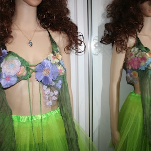 Preciosa blusa de hada diosa de las flores del bosque, hecha de fieltro Nuno. Con lazos de flores y hiedra. Arte original para llevar. Suave lana merino australiana.