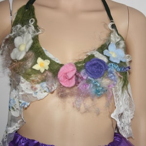 Preciosa blusa de hada de fieltro Nuno. Blusa de fieltro estilo bosque con lazo y flores de fieltro. Muy suave al tacto. Arte original para llevar. Blusa única.