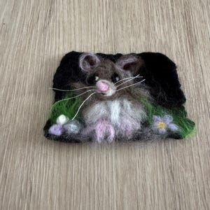 オリジナルのフェルト製マウスアート作品。壁用テキスタイルアート。マウスアートタペストリー。OOAK のユニークな作品。サイズは約 10 cm x 7 cm。