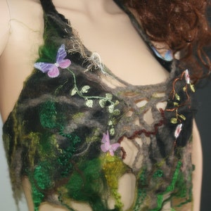 En lo profundo del bosque... Hermoso top de hadas de fieltro del bosque. Amarre de fieltro enrejado. Muy suave contra la piel. Arte usable.