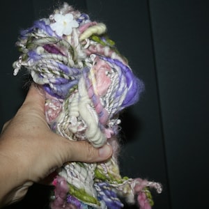 Handgesponnenes Art Yarn 99. &quot;Blumenstrauß aus Kunstgarn.&quot; Bunte Scraps Chunky Core gesponnenes strukturiertes Art Yarn, Spulen und Spiralen, lockige Locken.