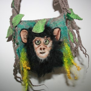 Mooie naaldvilten chimpanseetas met prachtig draperend wollen krullendetail. Crossbodytas. Zacht tegen de huid Australische merinowol.