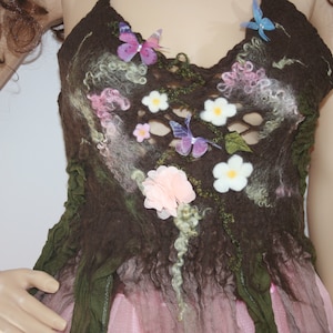 Hecho a medida bajo pedido ~ En lo profundo del bosque... Hermoso top de hada de fieltro del bosque. Top con lazo floral de fieltro enrejado. Muy suave al tacto.