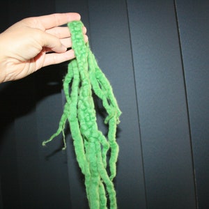 Viticci intrecciati verdi! Ninfa dei boschi in feltro teme per i capelli. Braccia, ovunque. Fata Pixie. Una manciata di terrori. Abiti da festa. Lana merino.