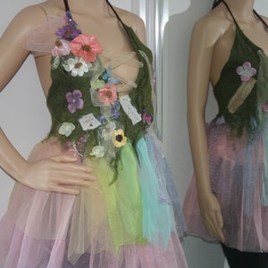 En lo profundo del bosque... Hermoso disfraz de hada de fieltro del bosque. Top con lazo floral de fieltro enrejado. Muy suave contra la piel. Arte usable. MUY BIEN.