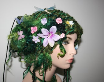 Głęboko w lesie, tuż przy rzece... Czapka z dzianiny w dowolnym kształcie. Wykonana z przędzy artystycznej My Hand Spun. OOAK Wearable Art. Miękka wełna merynosowa. Niepowtarzalna.
