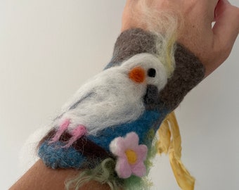 Woodland naald vilten kaketoe papegaai vogel armband pols manchet. OOAK draagbare kunst. Gevilte accessoire. Vastbinden.