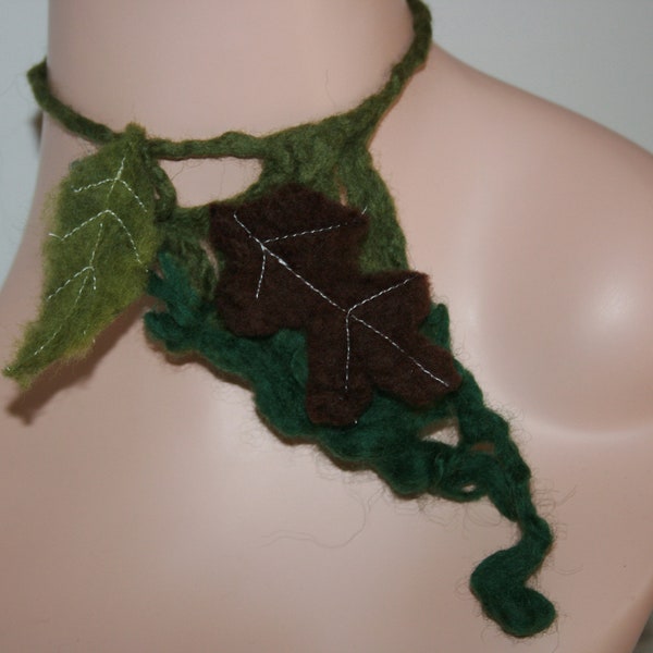 Chauffe-cou de forêt feutrée terreuse. Laine mérinos douce. Brun, tons verts. Attaches à l’arrière. Foulard / châle de feuille d’arbre feutré humide.