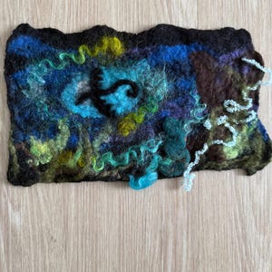 オリジナルのフェルト製ドラゴンアート作品。壁用のテキスタイルアート。ドラゴンアートのタペストリー。OOAK のユニークな作品。サイズは約 25 cm x 15 cm です。