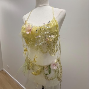 Traje etéreo de fada Pixie Sunshine. Pequenas contas para o Festival das Fadas Ninfas da Floresta. Arte têxtil em crochê para usar como top e cinto. Peça única. Tamanho XS-S