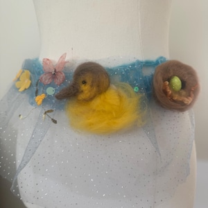 Osterküken Art to wear Boho Bird Gürtel/Halsstück. Gefilzte Gürtel verziert mit Vogel, Blumen. Handgefärbte Wolllocken. Handgesponnenes Kunstgarn