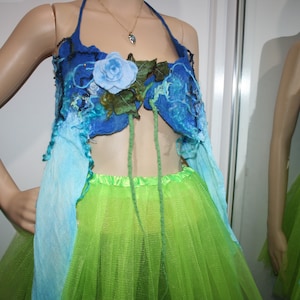 Preciosa blusa de diosa sirena del bosque de fieltro Nuno. Blusa con rosas y hojas de hiedra. Arte original para llevar. Suave lana merino australiana.