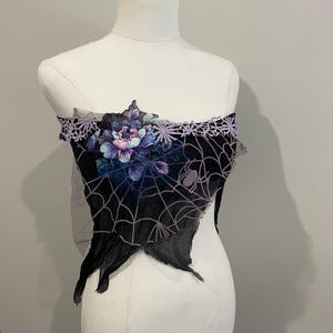 ハロウィン ショール トップ! ダーク フェアリー テキスタイル アートをトップスに着こなします。S サイズ。サイズ調整可能。後ろで結びます。OOAK 着用可能な繊細なアート。装飾付き。