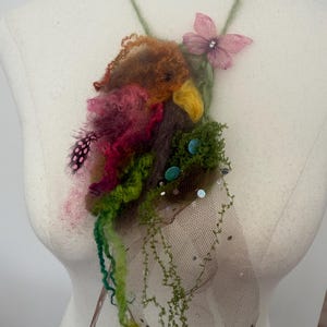 Ostervogel Art Halsschmuck zu tragen. Nadel gefilzte verzierte gehäkelte Halskette, Blumen. Handgefärbte Wolllocken. Kunst Garn.