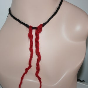 Gefilzter Gruseliger Halloween Halswärmer mit roten Tönen. Weiche Merinowolle. OOAK. Weiche schwarze Merinowolle. Hals-Manschette.Nass gefilzt. HalloweenKostüm.