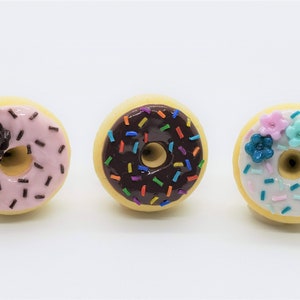 Doughnut Pin, Polymer Clay Food, Polymer Clay Pin, Polymer Clay Jewelry, Miniature Food Pin, Miniature Food Jewelry, Lapel Pin