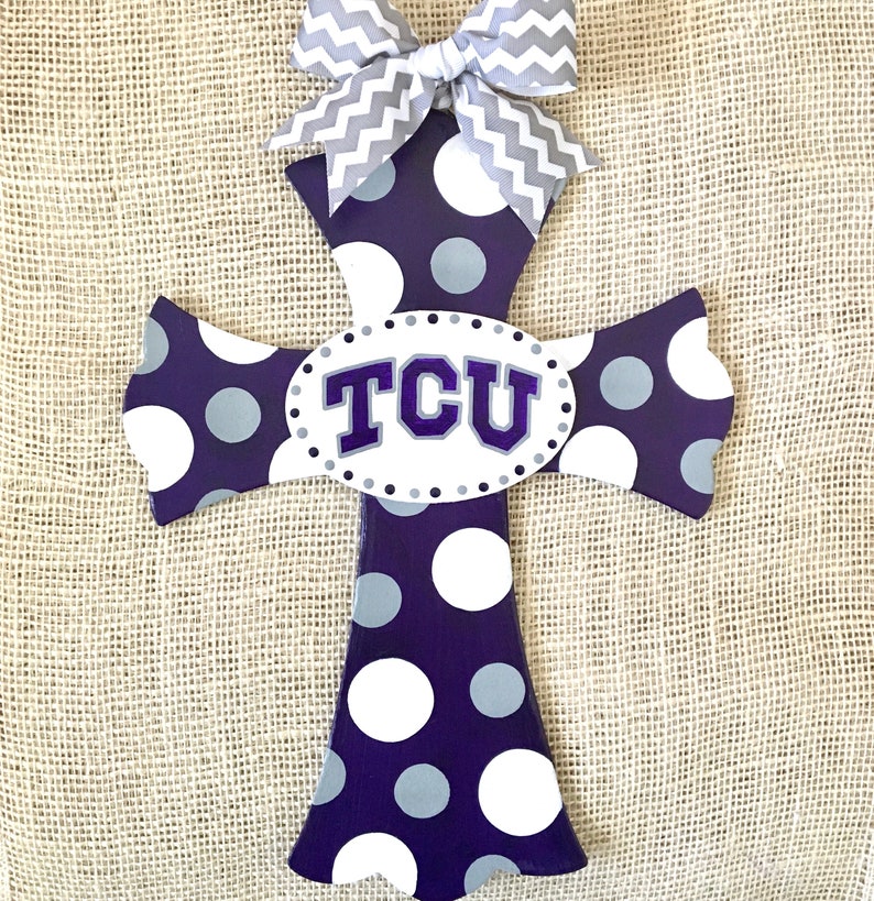 Croix en bois personnalisée Croix sur le thème de l'équipe Croix décorative peinte à la main Croix universitaire Université NFL Football Baseball Scalloped edges