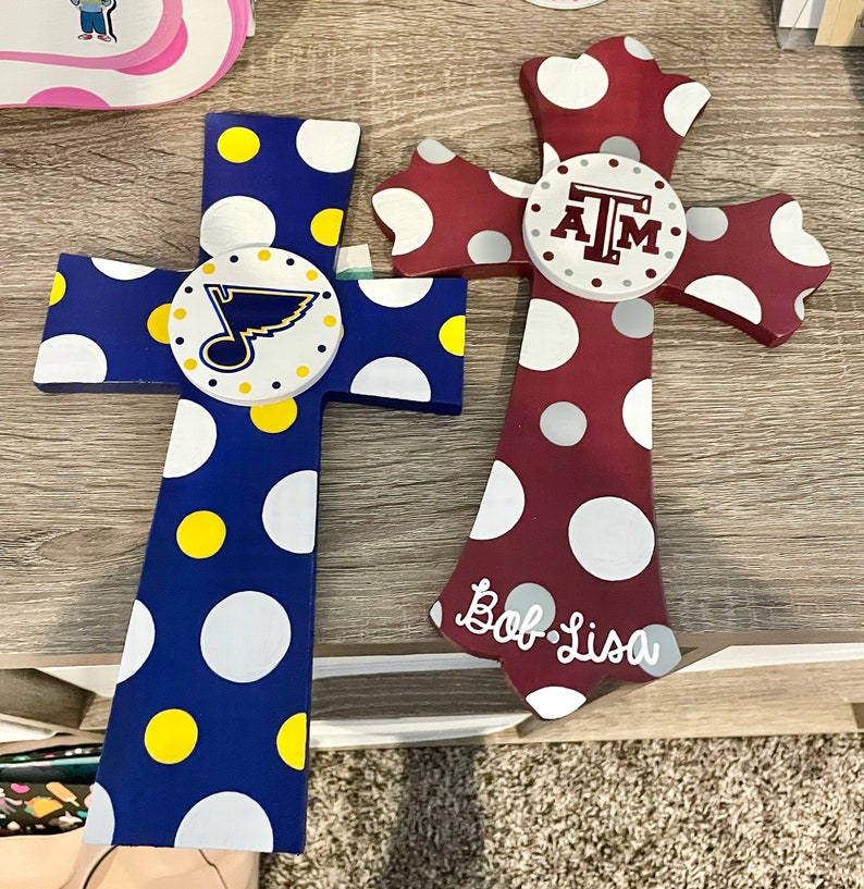 Croix en bois personnalisée Croix sur le thème de l'équipe Croix décorative peinte à la main Croix universitaire Université NFL Football Baseball Flat edges