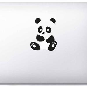 Może przedstawiać: Naklejka z czarno-białym pandą na srebrnym laptopie.