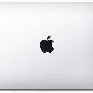 Peut inclure: Un ordinateur portable argenté avec un logo Apple noir sur le couvercle.
