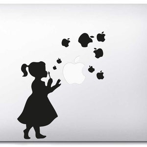 Puede incluir: Una silueta negra de una niña soplando burbujas con forma de manzanas. Las burbujas flotan hacia una gran manzana blanca.