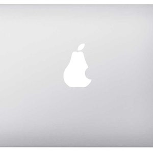 Peut inclure: Un ordinateur portable argenté avec un logo en forme de poire blanche remplaçant le logo Apple.