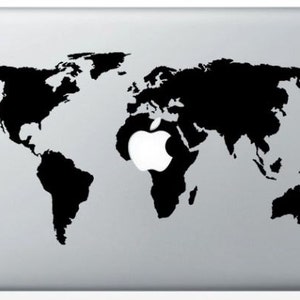 Könnte beinhalten: Ein schwarz-weißes Weltkarten-Aufkleber mit einem weißen Apple-Logo in der Mitte Afrikas. Der Aufkleber befindet sich auf einem silbernen Laptop.