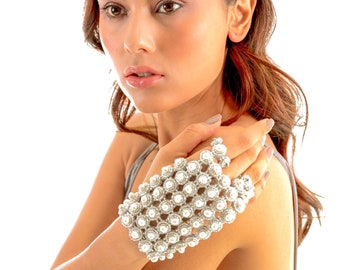 Elegante guante de mano con perlas blancas de agua dulce, POP QUEEN White Pearl Jewellery Hand Glove, pulsera de guante