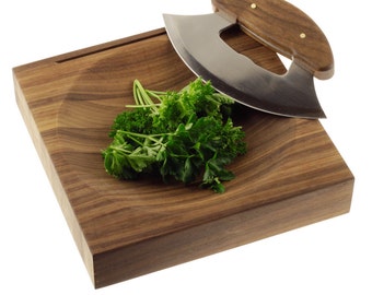 Peut inclure: Une planche à découper en bois avec un puits incurvé et un couteau incurvé avec un manche en bois. Un bouquet de persil vert est dans le puits.