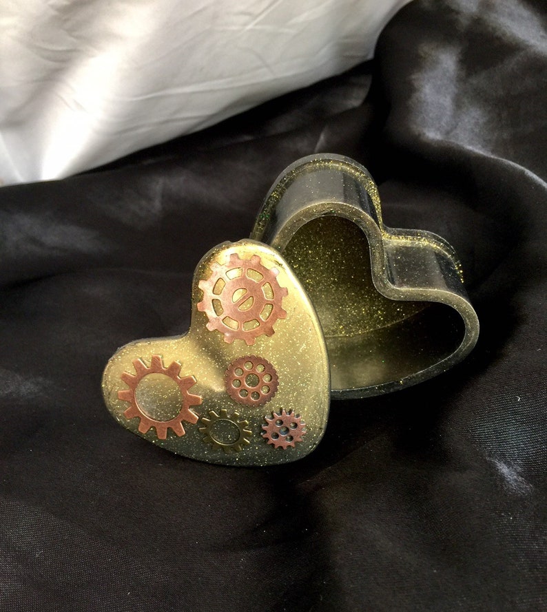 Steampunk gold gears resin heart jewelry trinket box