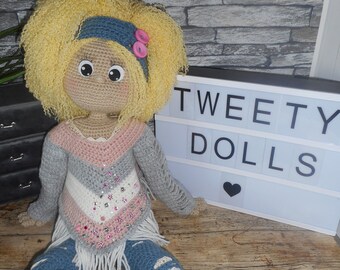 Mademoiselle Patience, tutoriel en français  anglais ou Néerlandais pour réalisation au crochet par Tweety Dolls