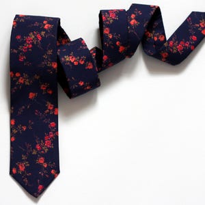 Marineblaue Und Korallen Krawatte, Florale Krawatte, dunkelblaue und rote Freiheitskrawatte, Marine Koralle Floral Krawatte, Hochzeit, Trauzeugen, 10 cm breit